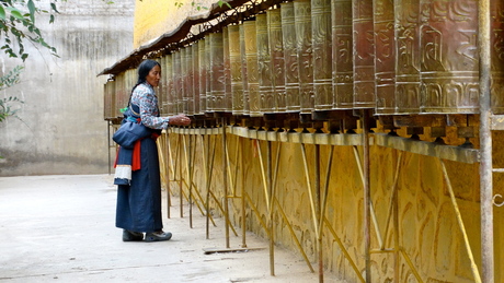 Bhoedhistische vrouw langs gebedsmolens