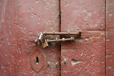 Oude deur met slot