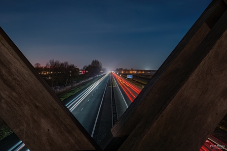 Lichtsporen op de A7 vanaf de Pieter Smitbrug.
