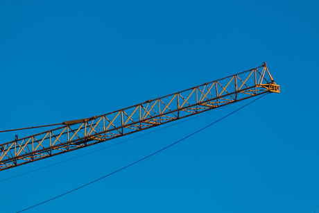 Gele giek tegen een blauwe lucht