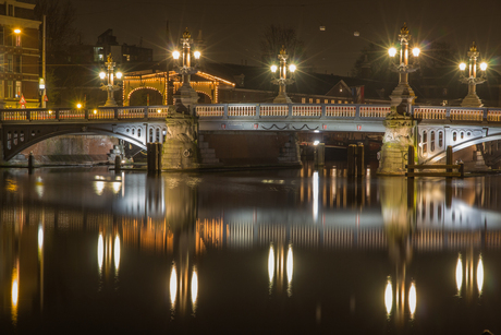 Blauwe brug bij nacht