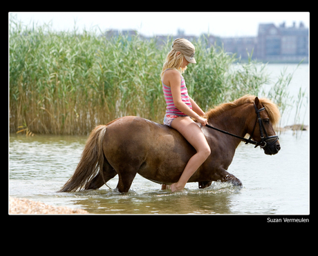 Jonge amazone op 'zee'paard