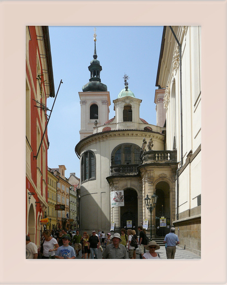 straatje en kerk in Praag