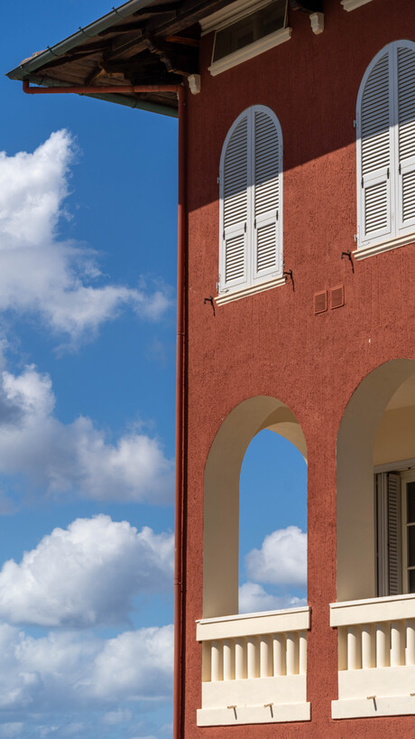 Balkom met blauwe lucht