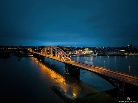Foto net voor zonsopgang. bij de Waalbrug Nijmegen 