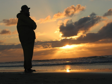 Visser bij zonsondergang