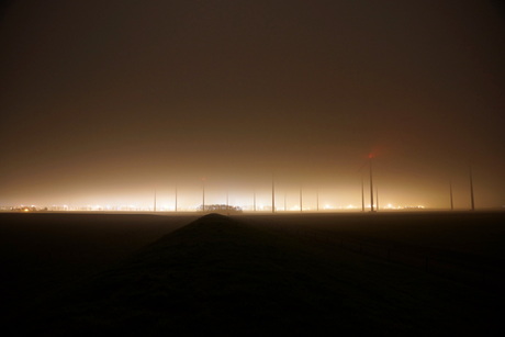 Eenzame windmolens in de mist
