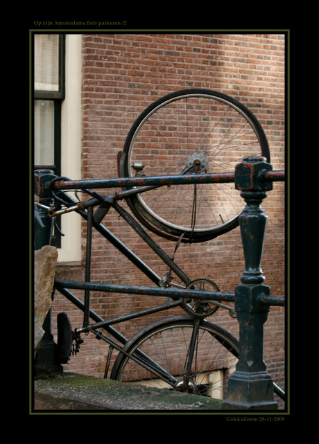 Op zijn Amsterdams een fiets parkeren !!!
