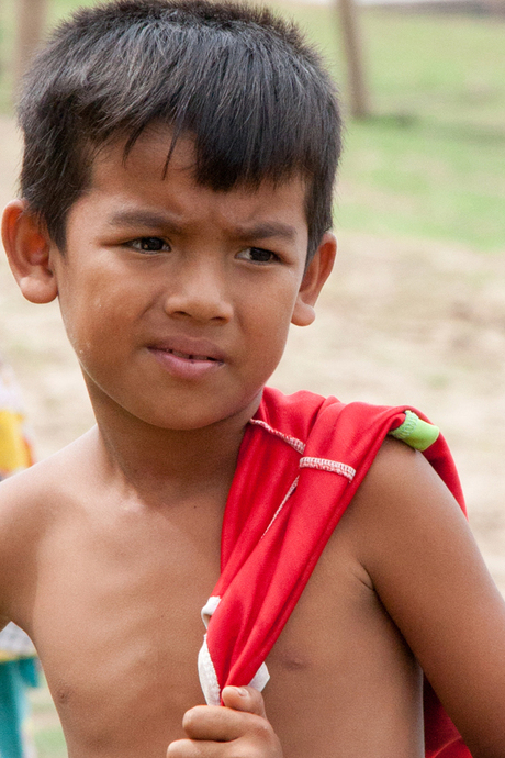 Faces of Cambodja -22- jongen met rood shirt