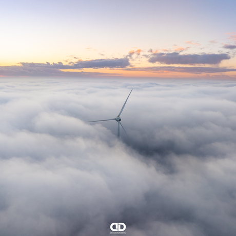 Windturbine in de mist