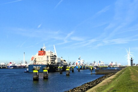 P1300646  Rozenburg  Landtong   Calandkanaal   OP naar de UITkijktoren  7 april 2026  