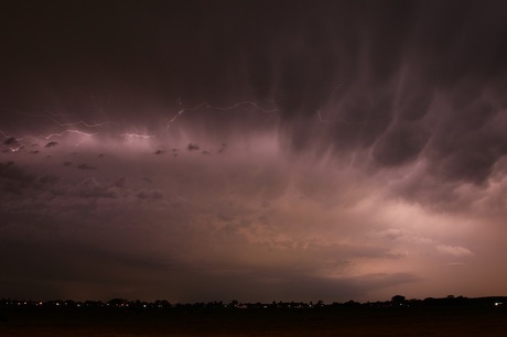 Heftig nazomers onweer in de polder