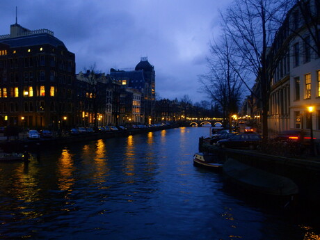 Gracht in de avond