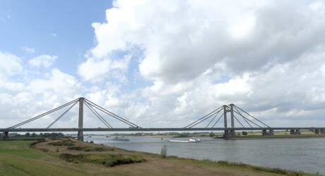P1290710   Pr Willem Alexanderbrug  N323  nabij Beneden Leeuwen  aan de Waal  op 1 sept  2025 