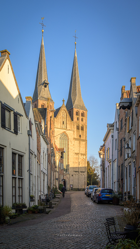De Bergkerk tijdens het gouden uurtje