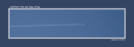 Luchtfiets trekt een lange streep