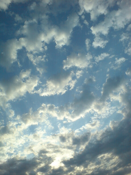 Achter de wolken schijnt de zon