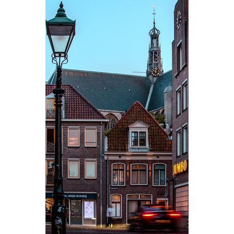 Straatbeeld met de Grote Sint Laurenskerk