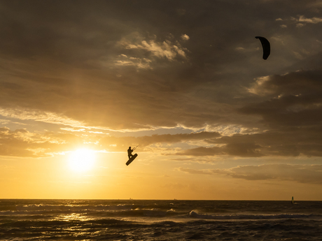 Kitesurfer in avondzon