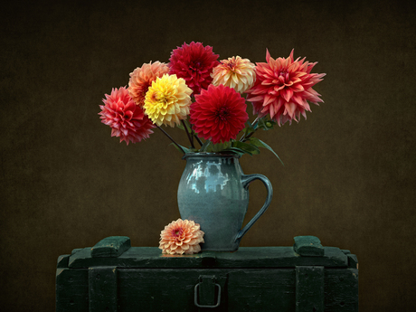 Modern stilleven met Dahlia's