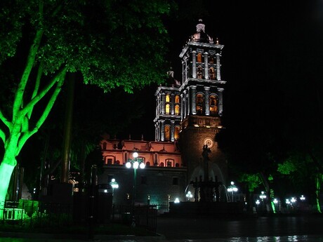 Mexicaanse kerk in de nacht