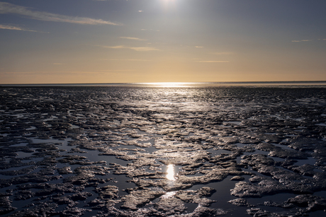 Zonsondergang boven het wad