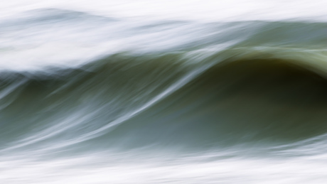 Zeegolf in slow=motion.