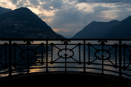 Een hek langs het Meer van Lugano