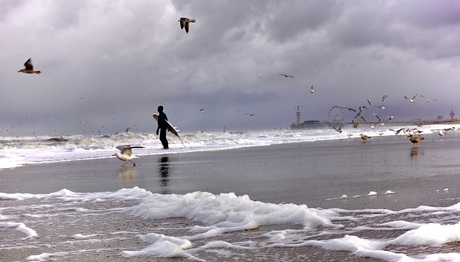 winterse buien aan het strand