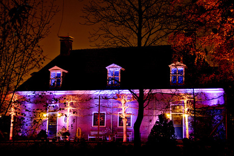 Huis mooi verlicht tijdens Glow