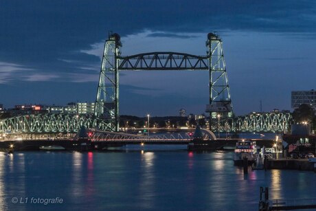 De verlichte Hef en de Koninginnebrug