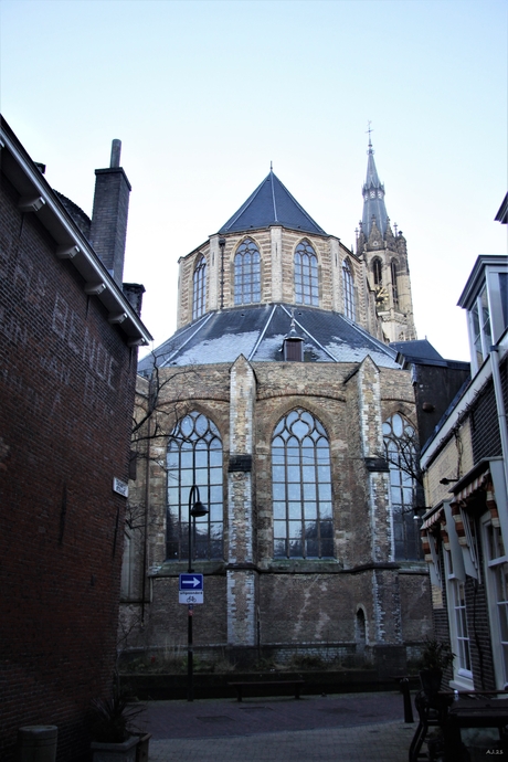 Zicht op de achterkant van nieuwe kerk te Delft 