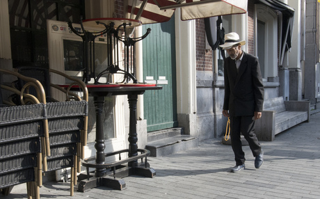 Man met bidkrans in hand