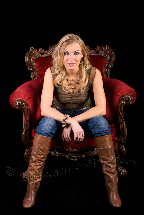 Irene in prachtige oude stoel