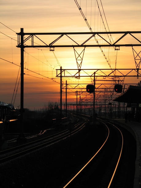 Zon onder op Station Hoofddorp