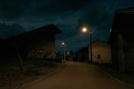 Frans dorp in avondlicht