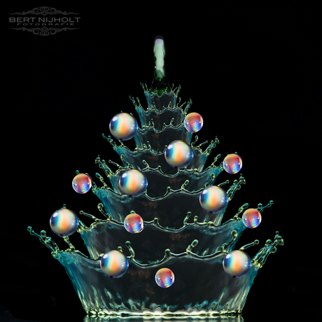 Kerstboom van waterspetters en druppels