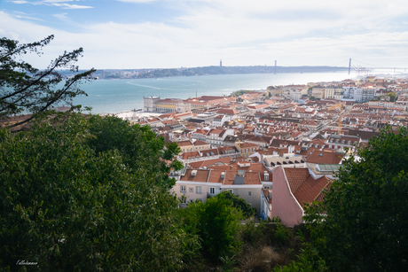 Doorkijkje op Lissabon en de Taag.