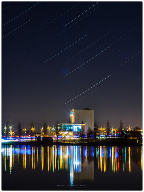 Kijkend over De Plas Bij Nacht