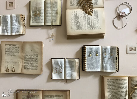 Oude boeken en sieraden als decoratie