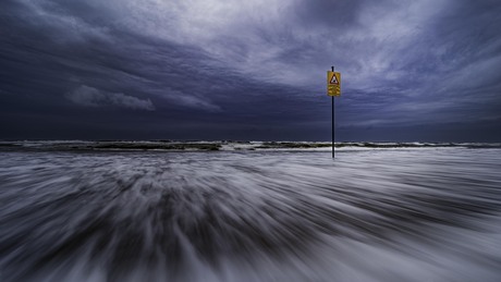 Storm, zee en zand, een gevaarlijke combinatie