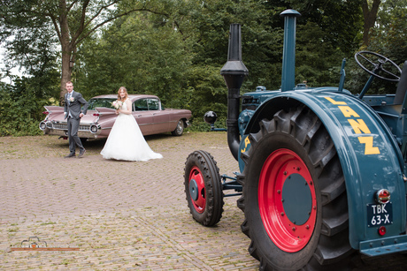 Bruidspaar met Lanz Bulldog én roze Cadillac