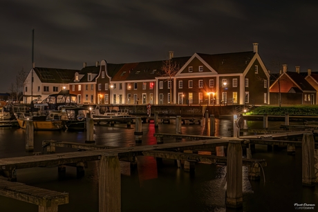 Nacht in de Marina: Huizen en Steigers in Blauwestad.