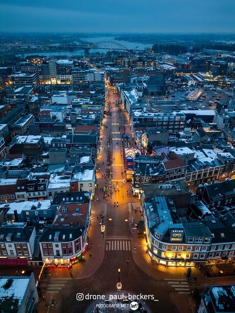 De Molenstraat straalt 's avonds net voor zonsondergang