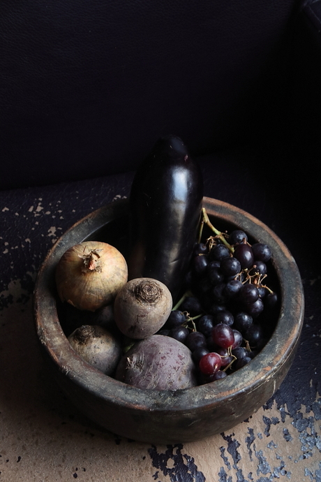 Stilleven met bieten, druiven en aubergine