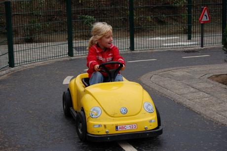 Kijk eens papa hoe goed ik kan rijden