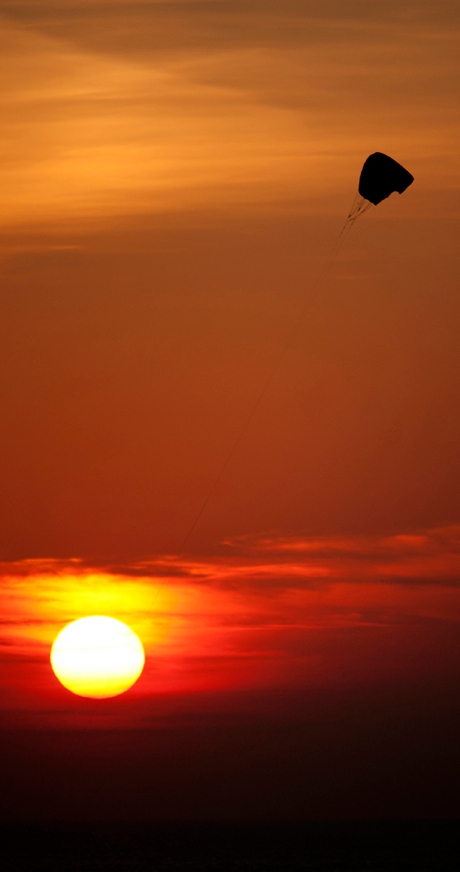 Vliegeren bij zonsondergang