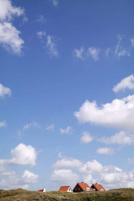 Huizen die over de duinen kijken