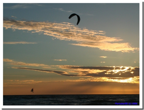 Surfer in de avondzon in Ter Heijde