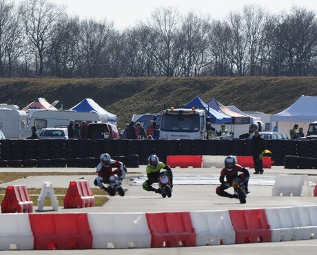 Grote mannen op kleine motoren.